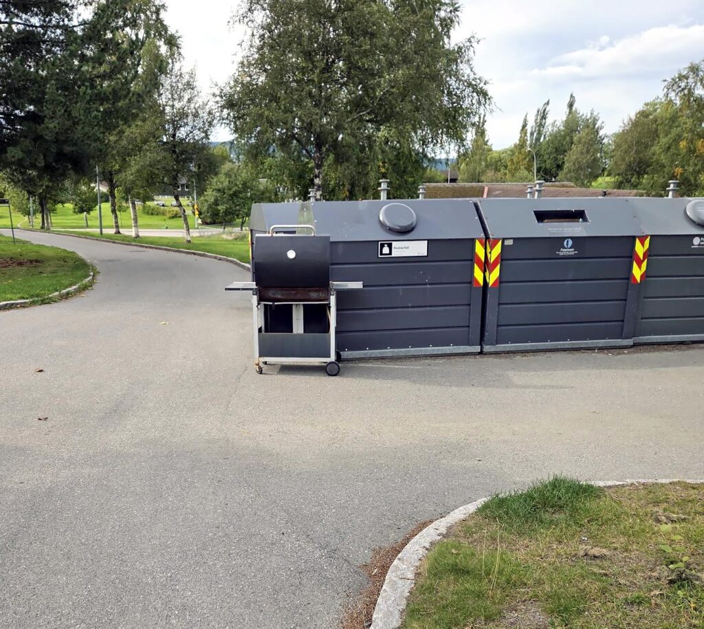 Grill utenfor søppelkonteiner