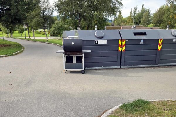 Grill utenfor søppelkonteiner