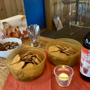 Bildet viser gløgg og julestemning fra nabokafé i desember.