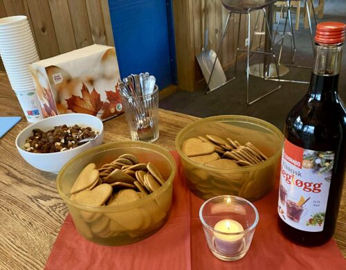 Bildet viser gløgg og julestemning fra nabokafé i desember.