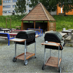 Lavvoen i dalen, griller, snart klart til st.hans-feiring