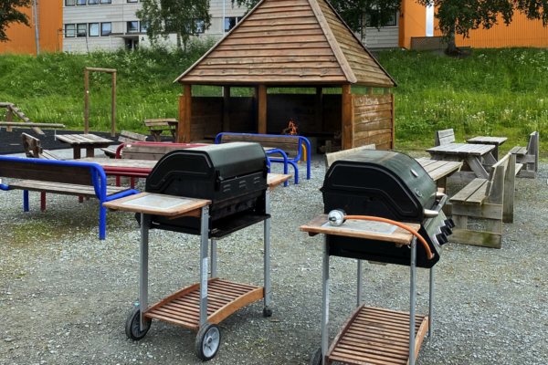 Lavvoen i dalen, griller, snart klart til st.hans-feiring
