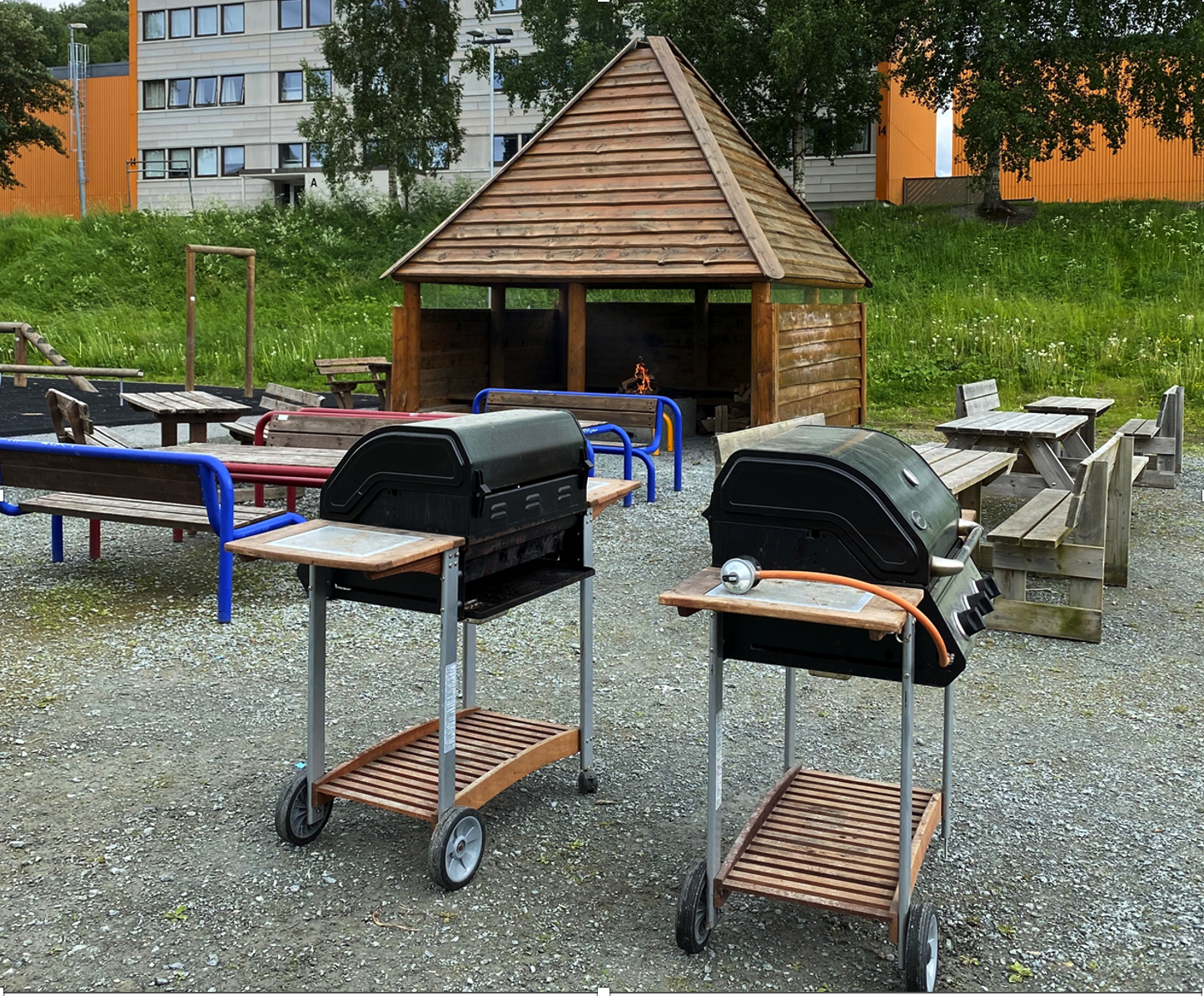 Lavvoen i dalen, griller, snart klart til st.hans-feiring
